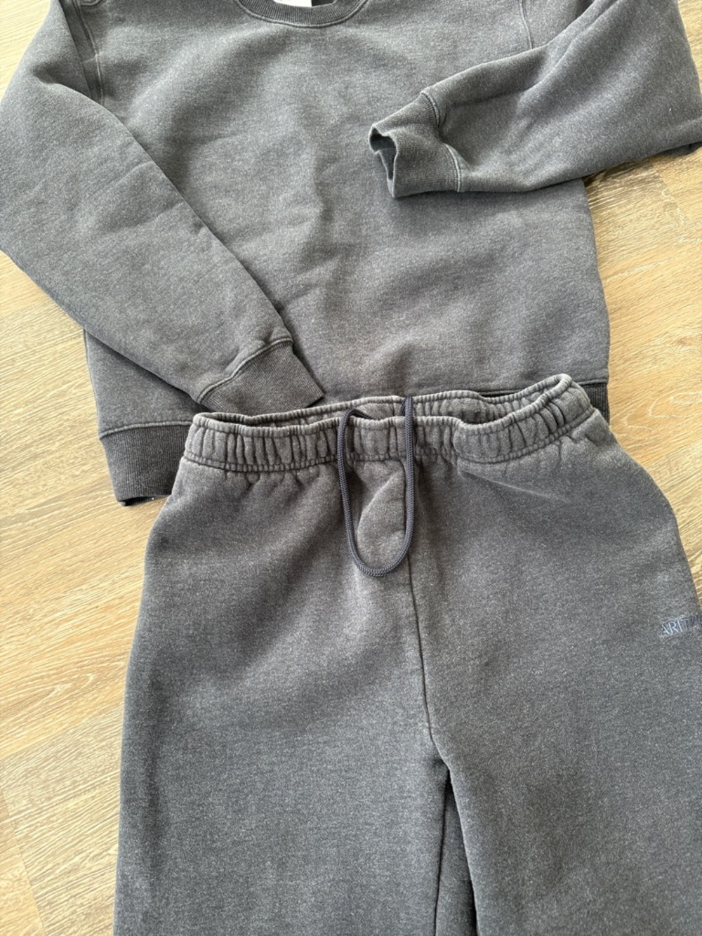 Heatheres admiral sweatsuit from Aritzia. Mega pants, perfect crew. Size S - Picture 4 of 5